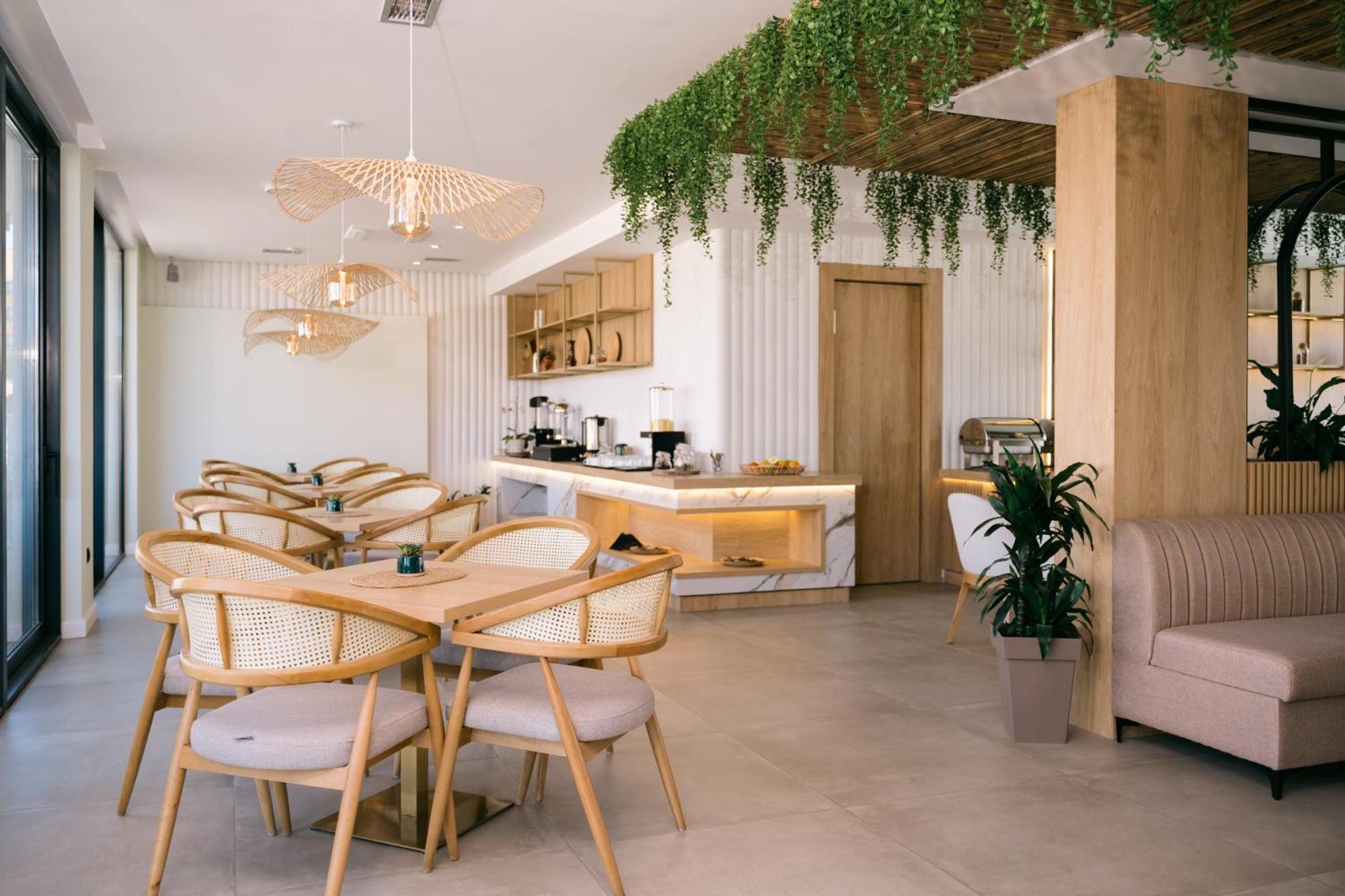 Hotel Teuta Улцин Екстериор снимка