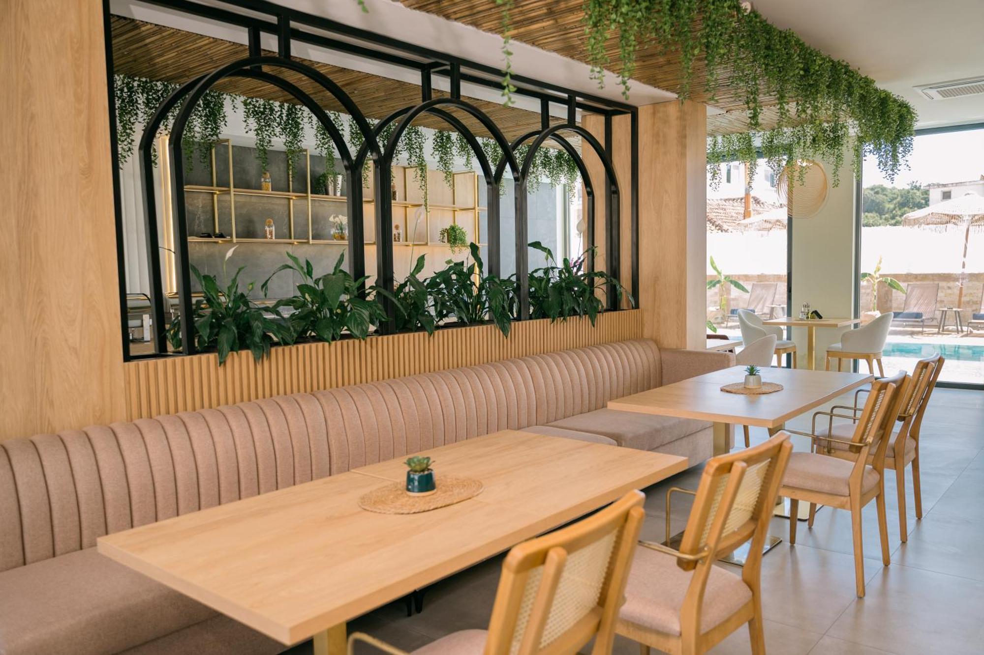 Hotel Teuta Улцин Екстериор снимка