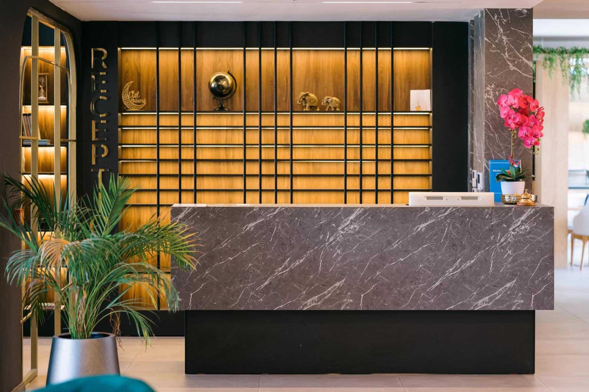 Hotel Teuta Улцин Екстериор снимка