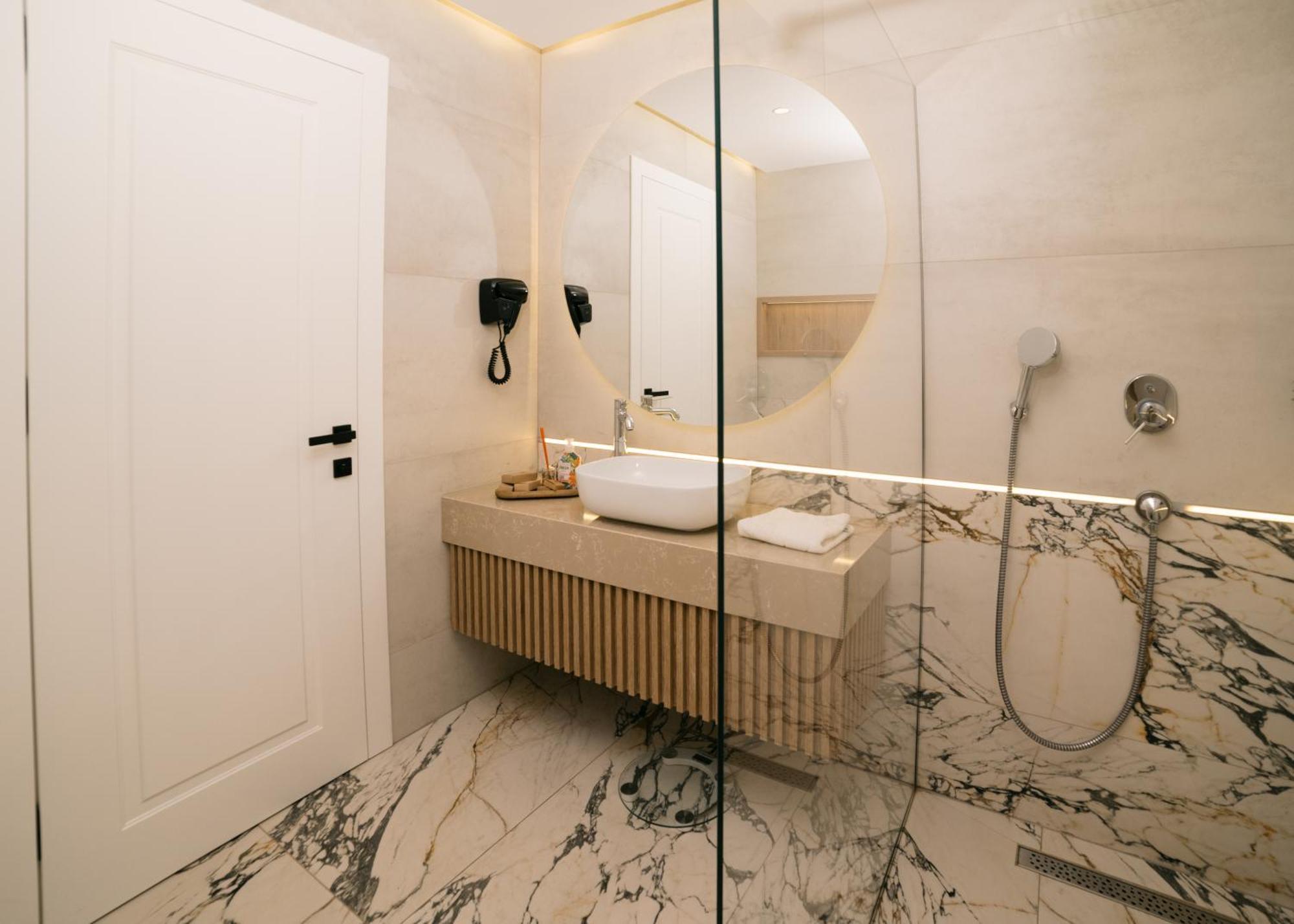 Hotel Teuta Улцин Екстериор снимка